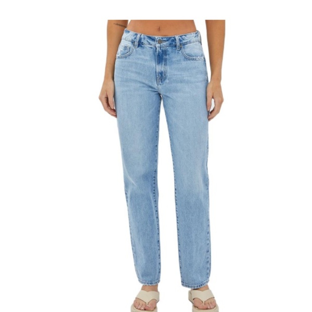 Hidden Clean Classic light wash straight leg jeans size 28